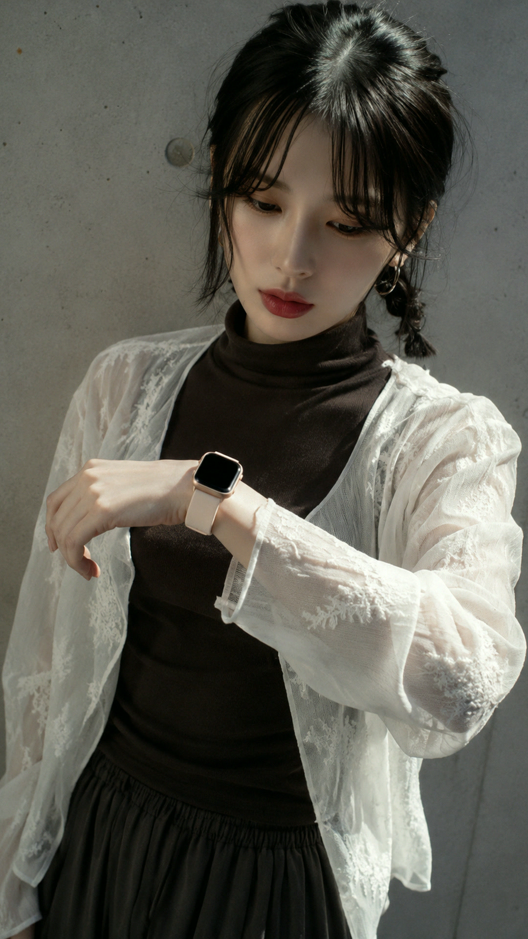 시스루 소매 끝, 손목 위 착장 사진