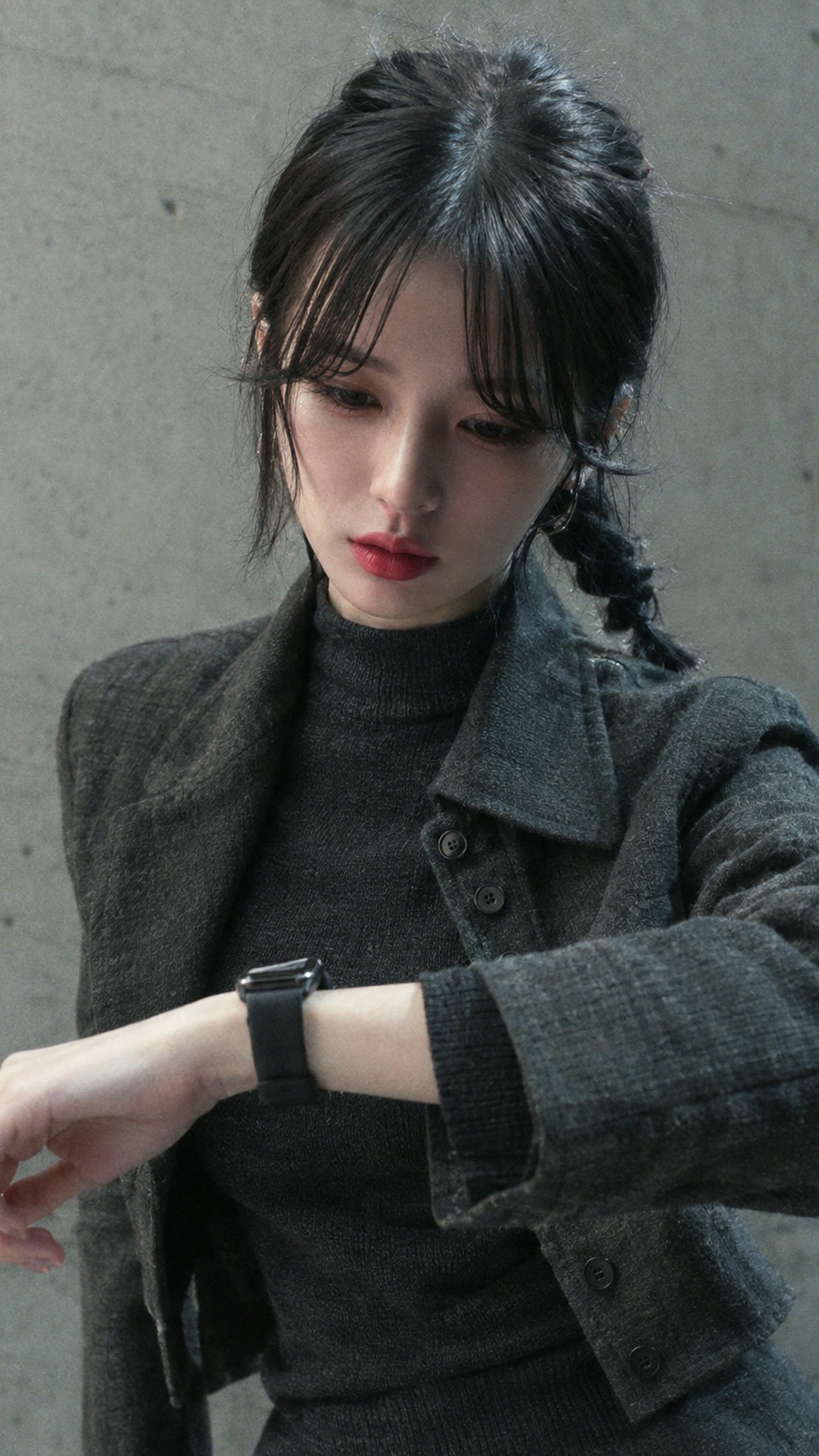 라운드 자켓 소매 끝에 레드미 워치